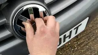 How to remove the front badge of a Volkswagen Golf V