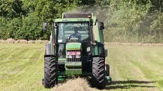 Pressage de balles Rondes avec un John Deere 6800 & Une Presse John Deere V461M
