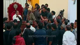 YSRCP MLAs protest at Speaker podium on AP Special Status in AP Assembly - 9th Sep 2016