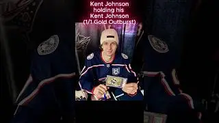 Кент Джонсон держит свою игровую карточку Kent Johnson (1/1 UD Gold Outburst) #upperdeckockey #co...