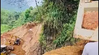 How the Gomburuoya-Balapokuna road destroyed by the DITWA disaster,is being temporary reconstruction