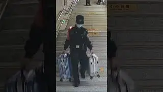 地铁站里，两位提着行李的老人正在下台阶，显得有些吃力，警员暖心帮助 #暖心 #正能量 #警察