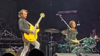 Jet 'It's a Long Way To The Top' live in Melbourne (25 Nov 2025). AC⚡DC cover. 