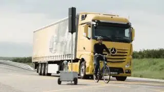 Mercedes-Benz - Turning with cyclist in tractrix curve - Active Brake Assist 4 | AutoMotoTV