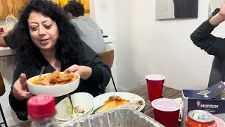 Итальянцы пробуют куриные лапки 😂