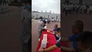 Раздает всем деньги 😱