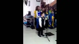 Dječak recituje 