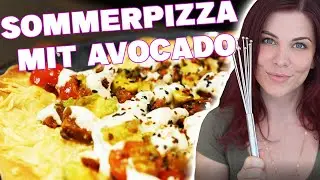 Sommerpizza mit Avocado, Chorizo, K&auml;seboden und Sauerrahm Dip!