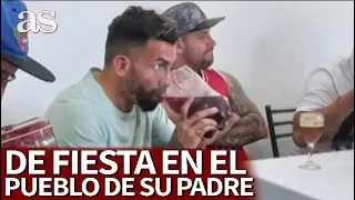 CANTÓ, BAILÓ Y BEBIÓ: TÉVEZ se lo pasa en grande en la VISITA al pueblo de su padre | Diario As