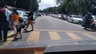 Orang melintas masa lampu hijau jalan