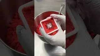 Making a light up bath bomb🎁 #bath #bathbomb #smallbusiness #light #gift #soap
