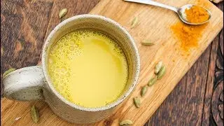 Горячий молочный напиток с куркумой (веганский) с имбирем и кардамоном