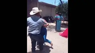 Como en el rancho....As&iacute; se levanta polvo raza!!