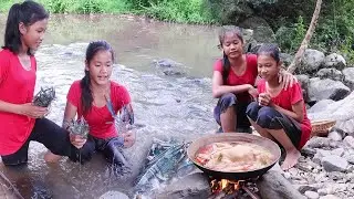 Survival skills Catch chicken for food in forest, Chicken soup tasty for food, Grayfish cooking