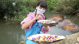 🥰The little girl searched for treasures in the wild and discovered dazzling pearls in giant clams
