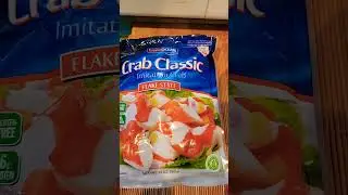 make spicy imitation crab for sushi #imitationcrab #mayonaise #sriracha #makingsushi #homemade #yumm