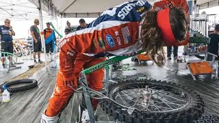 Amazing skills! Brandy Richards 2:30 rear tire change at the FIM ISDE 2022 after 8 hours of racing.