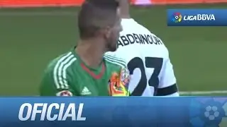 Parad&oacute;n de Jaume al despejar un remate a bocajarro de Sergi Enrich