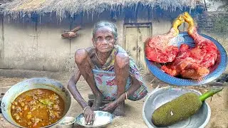 105 year old widow poor Grandma cooking CHICKEN CURRY with jacket and eating hot rice||rural life