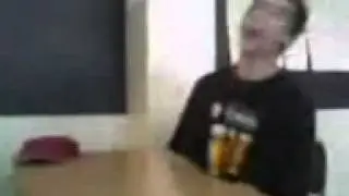 dummer junge haut den kopf gegen tisch!