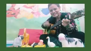 Teacher Mar&iacute;a sing Old MacDonald had a farm Ee i ee i o🐄🐴🐑🦢🐷