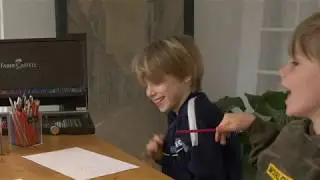 Roterende Tegning - Tegnelegen der vendes p&aring; hovedet igen og igen og igen