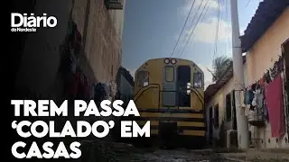 Trem de carga passa bem próximo a casas em Fortaleza
