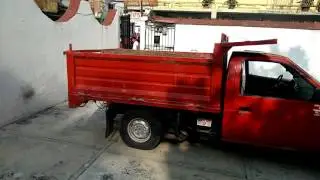Camioneta NISSAN con sistema hidráulico de volteo