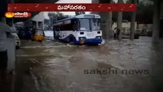 Heavy rains lash Hyderabad, roads turn lakes - Watch Exclusive