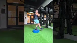 GOBLET HEEL FRONT STEP-DOWN.                  #kettlebelltraining #kneepainrelief