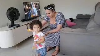 Bebê mostramdo os brinquedos pra vovó Nadja e pra titia Mery