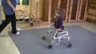 4 ans Justine apprend à utiliser des cannes simples