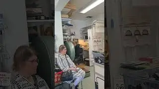 Jr200:n  marssilaulu kauppias Paavo Naumasen (84 v) soittamana Taavetin Kauppa-Aitassa 23.5.2024