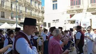 Arrivée des musiciens bavarois et la percée du fût de bière pour la fête de la bière 2025 #sète 