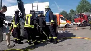 Verkehrsunfall - Pkw liegt auf der Seite - Vorgehen beim Einsatz Eingeklemmte Person