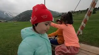 Шымкенттегі Швейцария. Бегімсұлу аяғының балшық болғанын айтып жатыр.