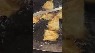Fort Abbas ke best #SAMOSA JALEBI.  #food #streetfood #shorts #youtubeshorts #fortabbas #pakistan