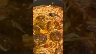 Macarrones o espaguetis con carne en una salsa natural con brumos de quesos