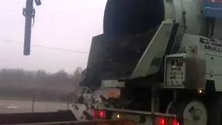 Saug und Sp&uuml;lwagen beim Abkippen in einer Kl&auml;ranlage
