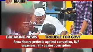 Anna protests corruption in Mumbai
