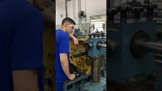 Mandrilhando o embuchamento do compensador de massa.                 Motor: Caterpillar