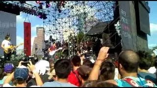 Arctic Monkeys - Do I wanna Know?  live at Free Press Summer Fest 2013