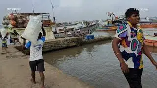 Fishermen are preparing to catch fish in the sea मछुआरे समुद्र में मछली पकड़ने की तैयारी कर रहे हैं