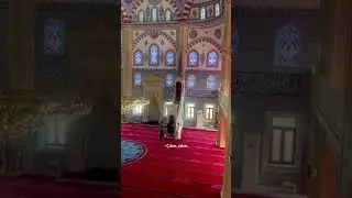 Camide bir baba çocuklarına minberin perdesini kapatınca, imam çocuklar çıksın diye perdeyi açıyor.