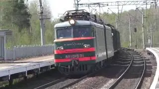 Электровоз ВЛ10У-571 с грузовым поездом и с приветливым помощником