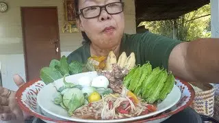 มาจ้าทุกคนกินส้มตำปลาหมึกย่างไข่ต้มผักเต็มถาด