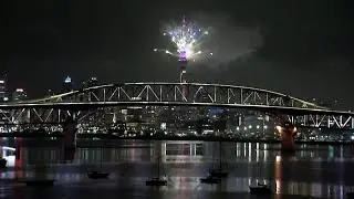 Nuova Zelanda saluta il 2026 con fuochi d'artificio alla Sky Tower di Auckland