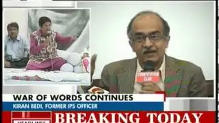 Kiran Bedi talks at Anna Hazare's fast