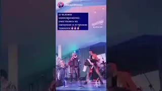 футбольная команда на сцене