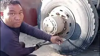 Installing torque rod bushing/HOWO